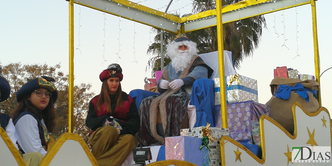 Los Reyes Magos y las 18 carrozas reparten 6.700 kilos de caramelos en Mérida