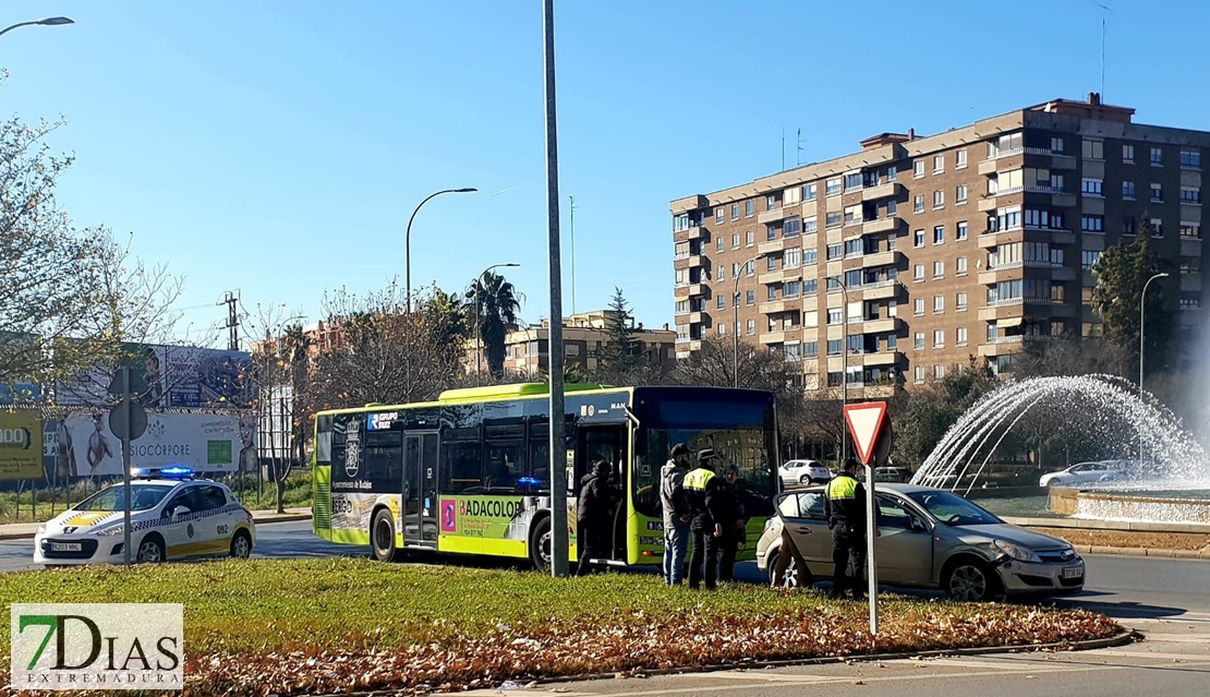 Colisión entre autobús urbano y un turismo en la rotonda de la fuente Isabel de Portugal