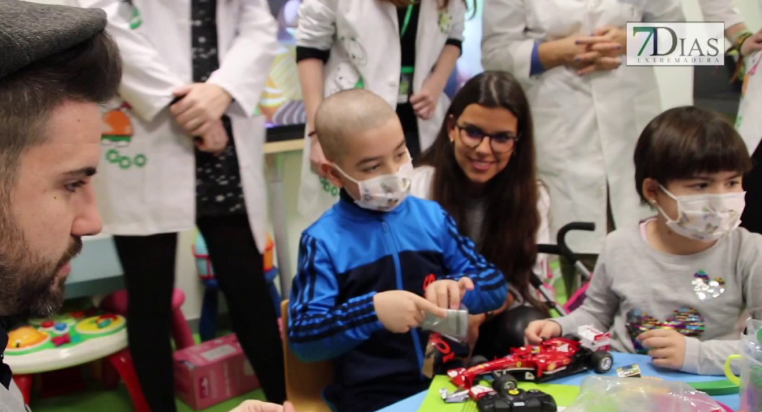 Pasacalles y teatro para los más pequeños del hospital Materno Infantil