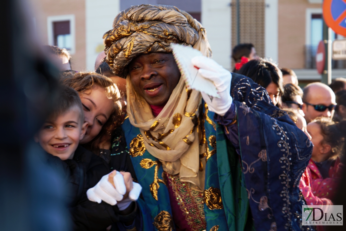 Los Reyes Magos llegan a Badajoz repartiendo ilusión