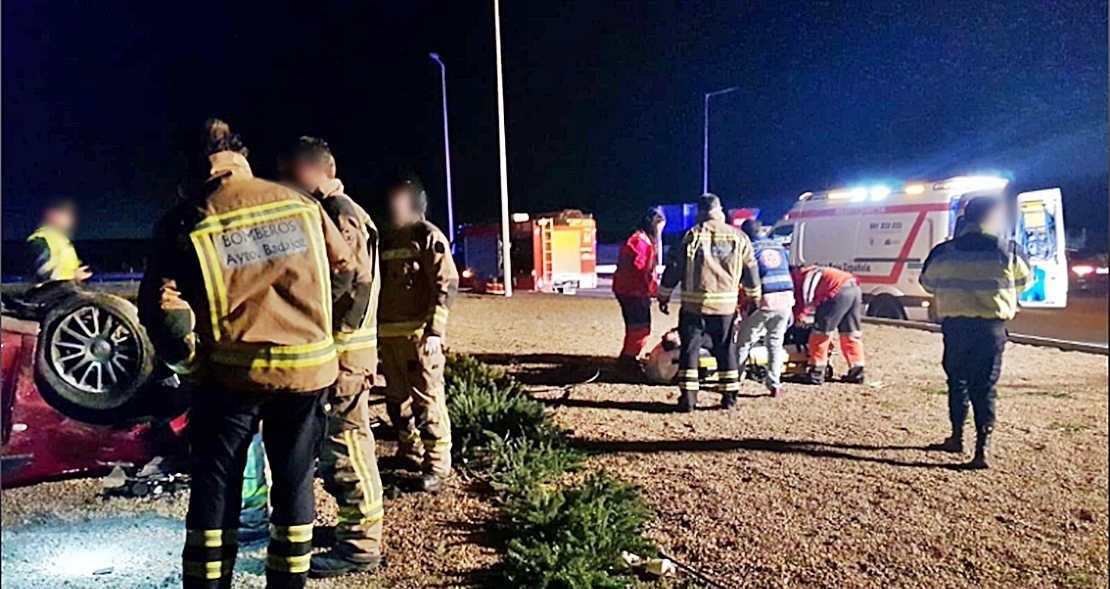 Vuelco en una rotonda de Badajoz