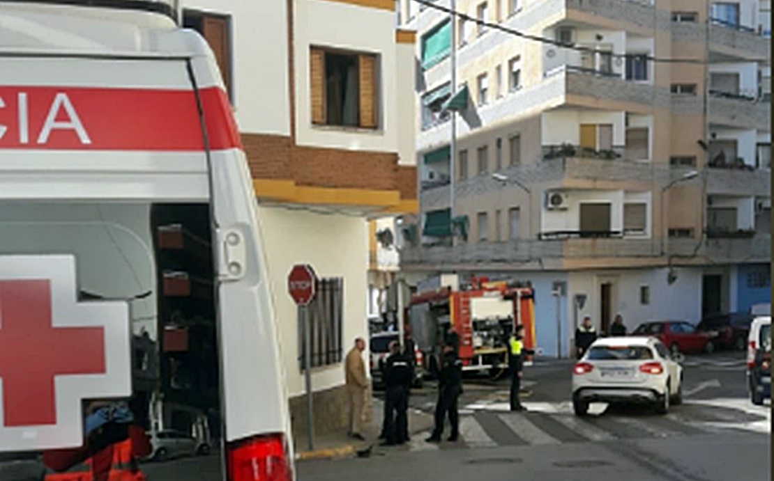 Una mujer atendida tras incendiarse su vivienda en Almendralejo