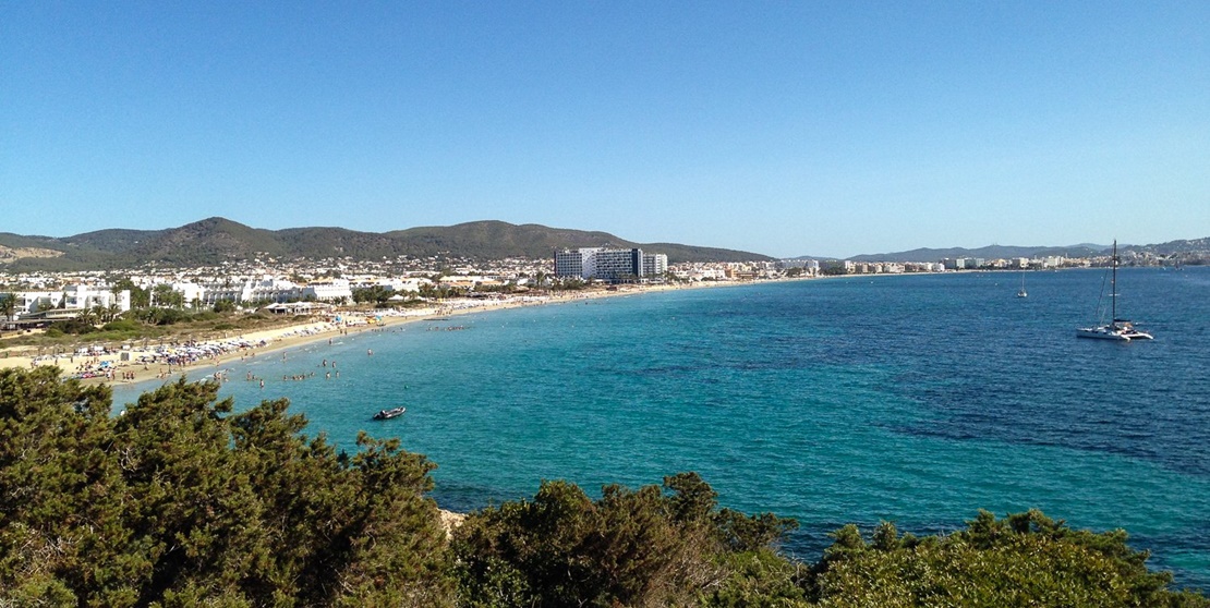 Desarticulan una red de prostitución en una playa de Ibiza