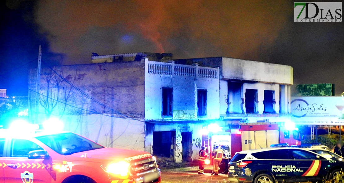 Se incendia una casa okupa en la ‘autopista’ de Badajoz