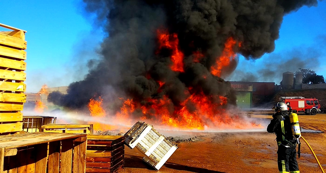 Arde una fábrica alimenticia en Tierra de Barros