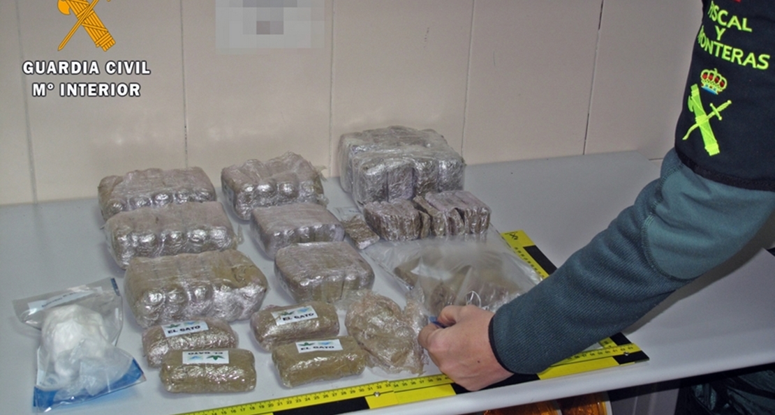 Huyen de la Guardia Civil y tiran 4,5 kilos de hachís y 100 gramos de cocaína