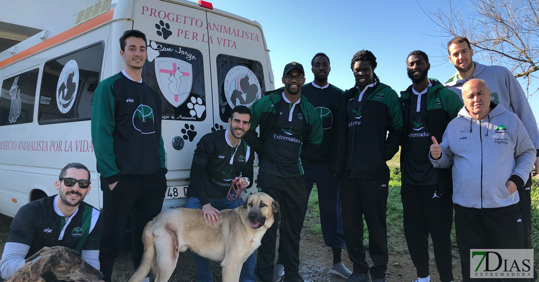 Los jugadores del Cáceres, padrinos en el refugio San Jorge