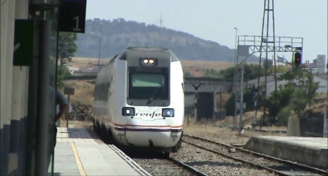 Los viajeros del tren Cáceres-Sevilla, trasladados en autobús