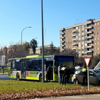 Colisión entre autobús urbano y un turismo en la rotonda de la fuente Isabel de Portugal