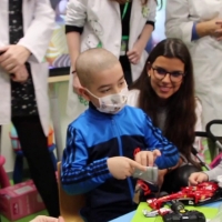 Pasacalles y teatro para los más pequeños del hospital Materno Infantil