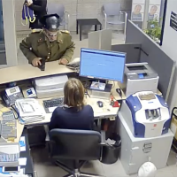 Vídeo del atraco perpetrado por un hombre disfrazado con tricornio en Badajoz