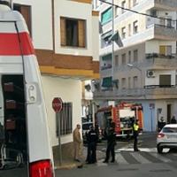 Una mujer atendida tras incendiarse una vivienda en Almendralejo