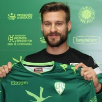 Rafa Navarro llega para dar seriedad defensiva al Villanovense