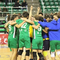 El Cáceres Voleibol se deshace por la vía rápida de los gallegos
