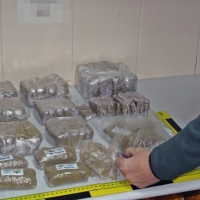 Huyen de la Guardia Civil y tiran 4,5 kilos de hachís y 100 gramos de cocaína