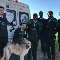 Los jugadores del Cáceres Patrimonio, padrinos en el refugio San Jorge