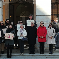 Minuto de silencio por la mujer apuñalada en Fuengirola delante de su hijo