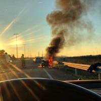 Arde una moto mientras circulaba por la carretera de Madrid (Badajoz)