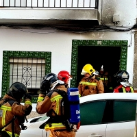 Bomberos y Policía Local actúan en un incendio en la barriada de San Roque (Badajoz)
