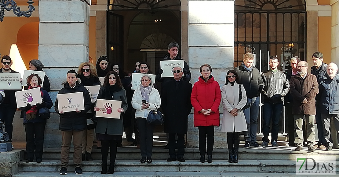 Minuto de silencio por la mujer apuñalada en Fuengirola delante de su hijo