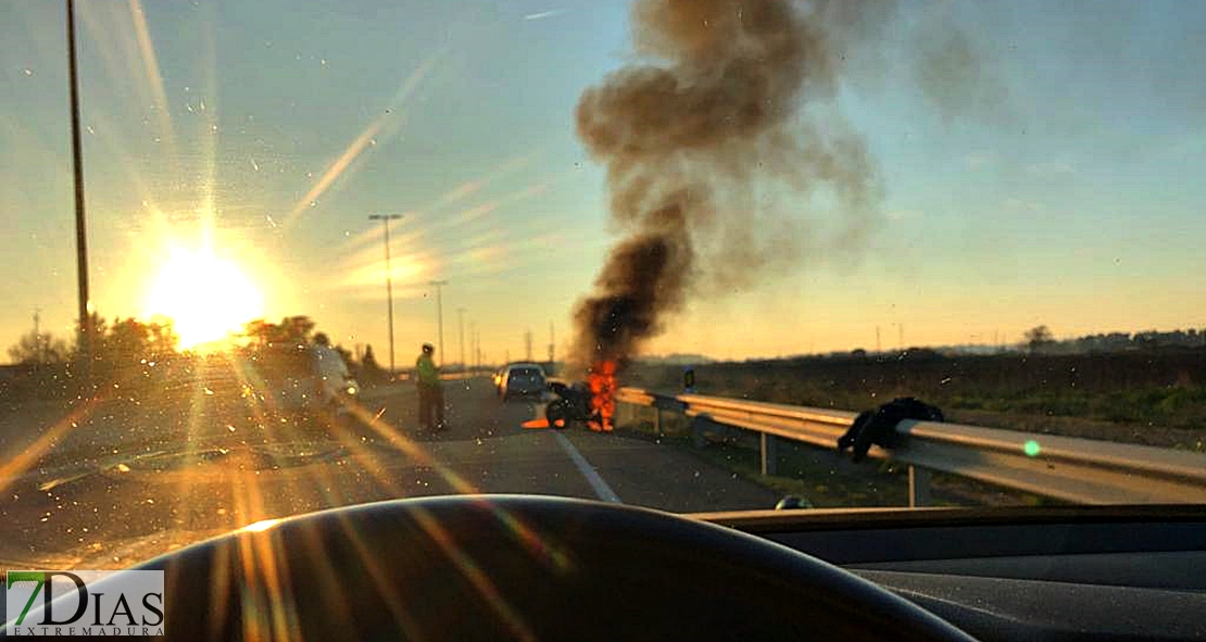 Arde una moto mientras circulaba por la carretera de Madrid (Badajoz)