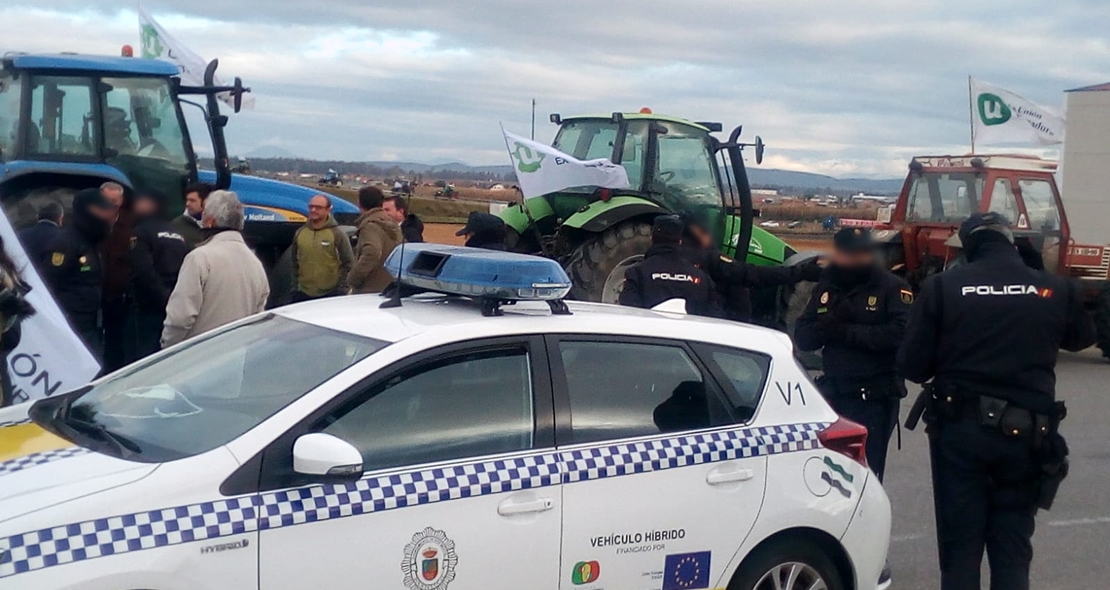 Intentan alejar de Vara y del ministro a los agricultores extremeños