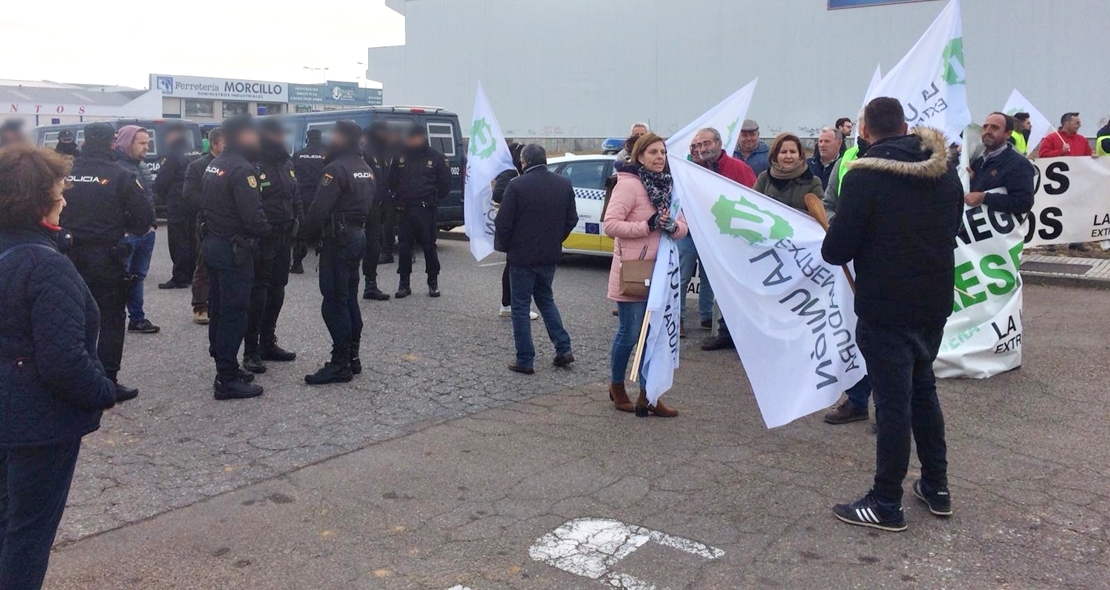 Intentan alejar de Vara y del ministro a los agricultores extremeños