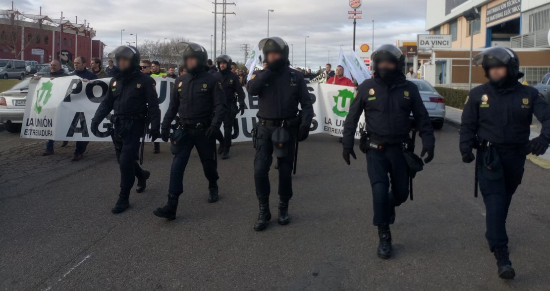 Impiden el acceso a FEVAL a centenares de personas