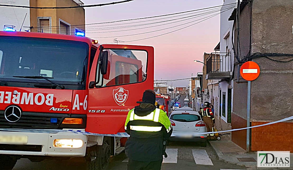 Bomberos y Policía Local actúan en un incendio en la barriada de San Roque (Badajoz)