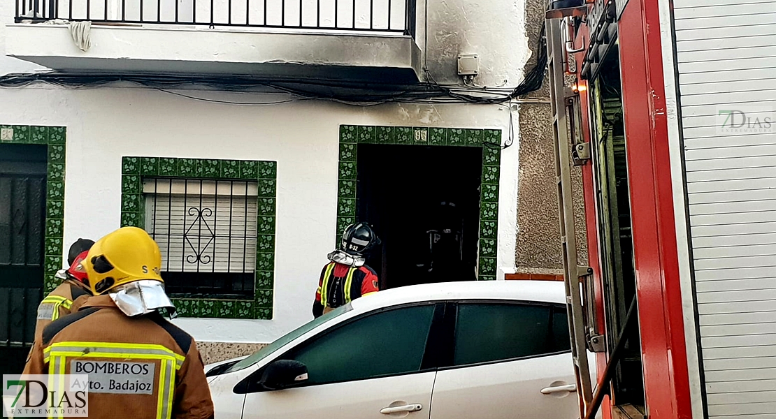 Bomberos y Policía Local actúan en un incendio en la barriada de San Roque (Badajoz)