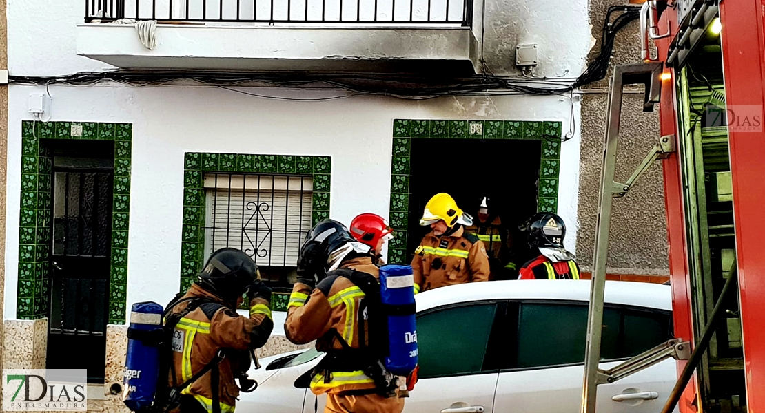 Bomberos y Policía Local actúan en un incendio en la barriada de San Roque (Badajoz)