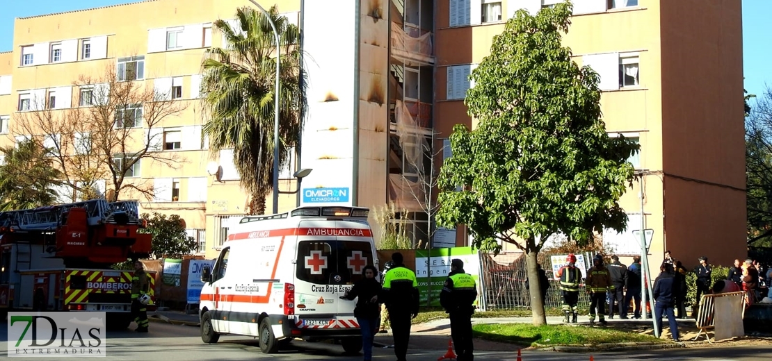 Arde la escalera de emergencia de un edificio que ha tenido que ser desalojado