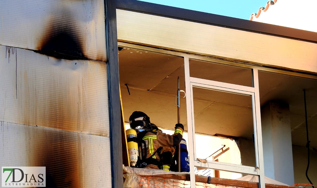 Arde la escalera de emergencia de un edificio que ha tenido que ser desalojado