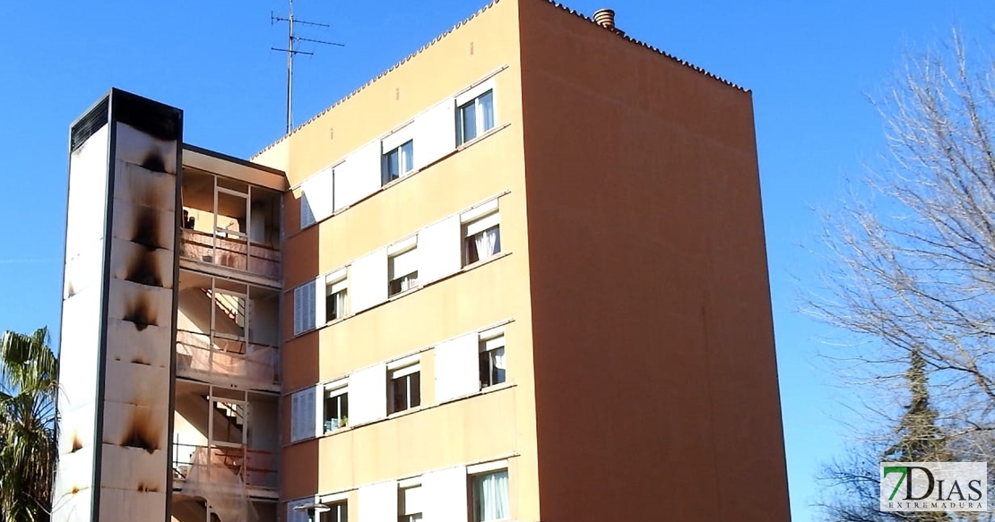 Arde la escalera de emergencia de un edificio que ha tenido que ser desalojado