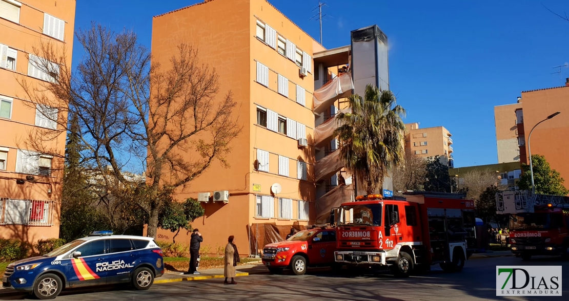 Arde la escalera de emergencia de un edificio que ha tenido que ser desalojado