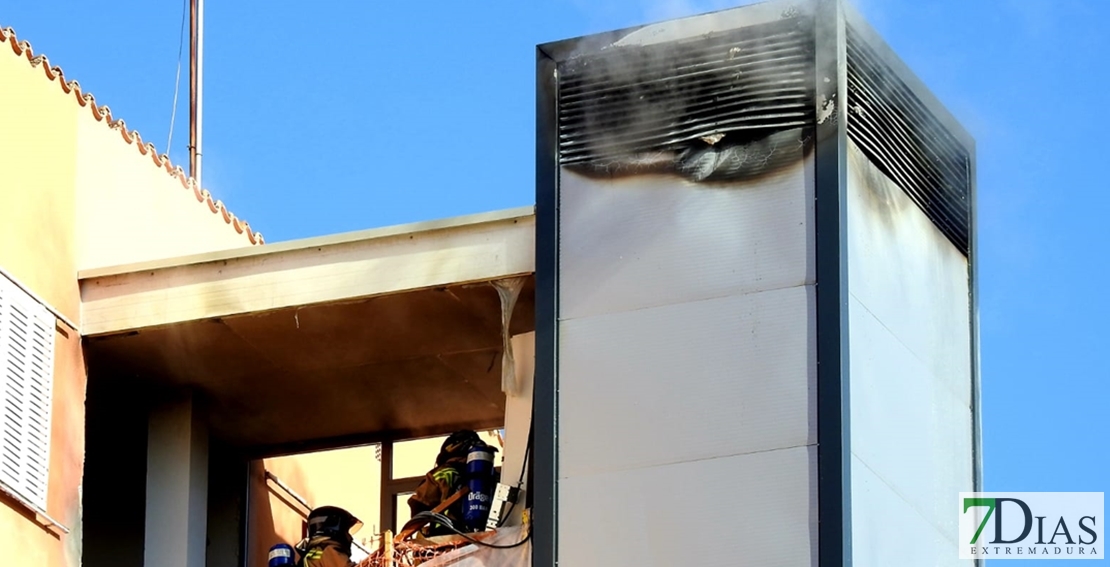 Arde la escalera de emergencia de un edificio que ha tenido que ser desalojado