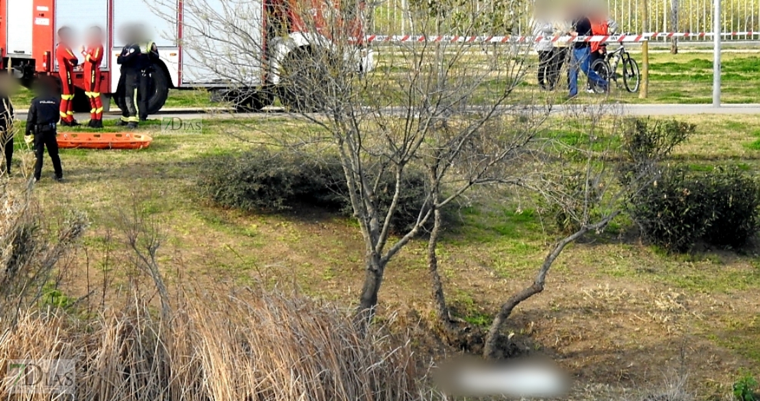 Imágenes del hallazgo de un cuerpo sin vida en el Río Guadiana su paso por Badajoz