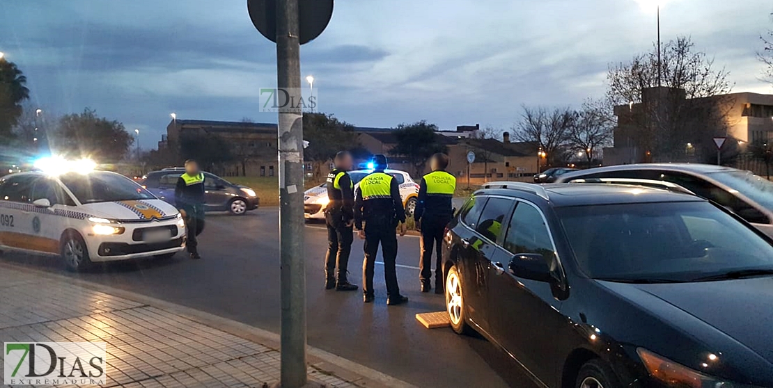 Aparece un coche sin conductor encima de una rotonda en Badajoz