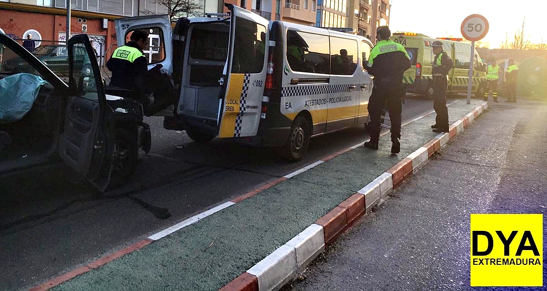 Dos policías heridos en una colisión en Cáceres