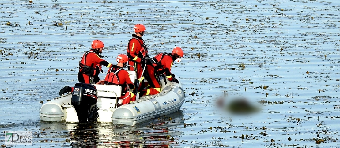 Imágenes del hallazgo de un cuerpo sin vida en el Río Guadiana su paso por Badajoz