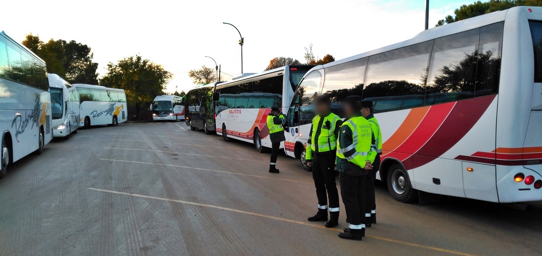 Tráfico inspecciona el transporte escolar en calles y carreteras