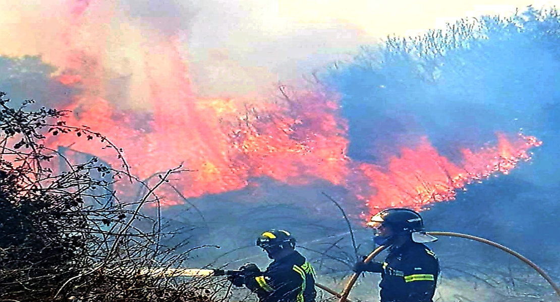 Los Bomberos actúan y extinguen un incendio en La Siberia