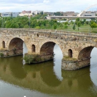 La iluminación artística del Puente Romano estará terminada en junio