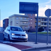 Se accidenta y acaba subido en la mediana de la rotonda del Hotel Río