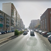 Riegan con aceite nueve vehículos aparcados en una avenida de Badajoz