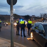 Aparece un coche sin conductor encima de una rotonda en Badajoz