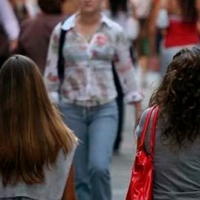 Hacer fotos bajo la falda de una mujer, delito en Reino Unido