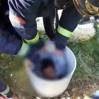 Rescatan a un niño de 7 años atrapado en un agujero