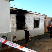 Se ven en la calle tras la calcinación de su vivienda en Badajoz