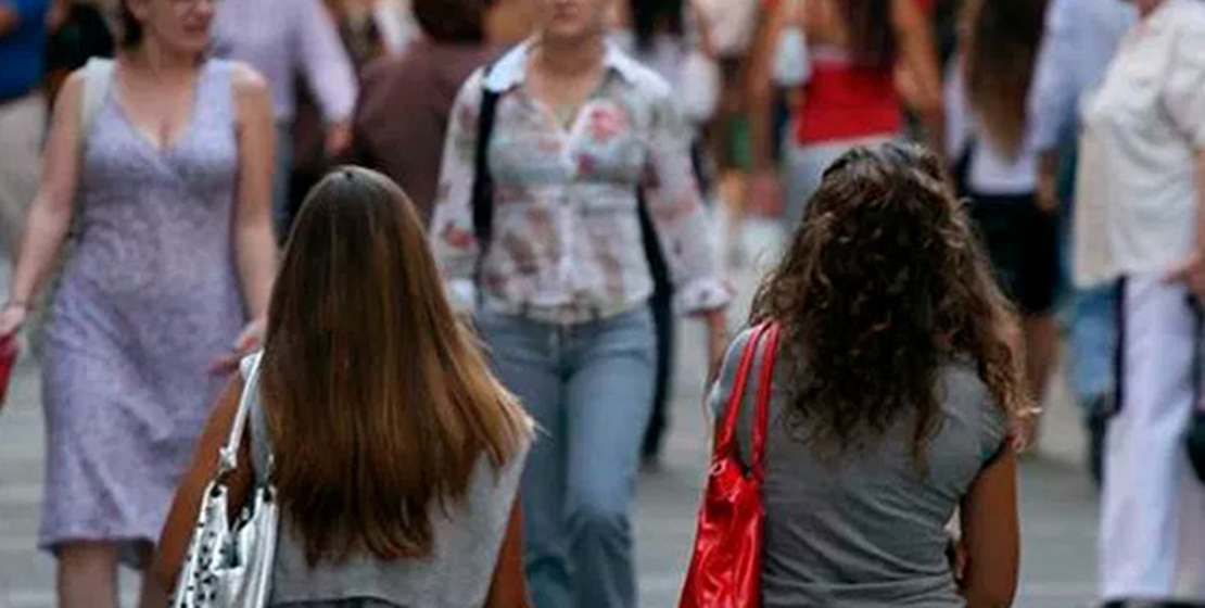 Hacer fotos bajo la falda de una mujer, un delito en Reino Unido